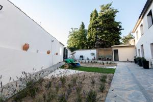 A garden outside 3 Lienzos