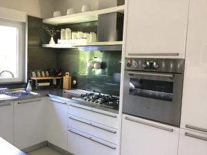 Kuchyňa alebo kuchynka v ubytovaní Holiday House Lilija