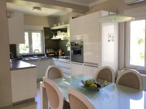Kuchyňa alebo kuchynka v ubytovaní Holiday House Lilija
