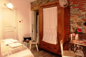 um quarto com uma cama e uma cómoda com uma janela em Le Dame Della Cortesella B&B em Como