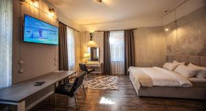 TV a/nebo společenská místnost v ubytování Biplan Hotel