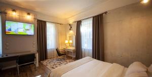 Postel nebo postele na pokoji v ubytování Biplan Hotel