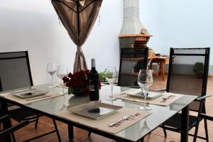 una mesa blanca con copas y una botella de vino en Casablanca de Almagro, en Almagro