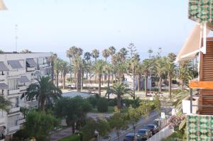 vistas a una calle con palmeras y aparcamiento en Apartament Formentor - Salou, en Salou