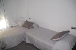 1 dormitorio con 1 cama con 2 almohadas en Apartament Formentor - Salou, en Salou