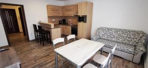 Kuchyňa alebo kuchynka v ubytovaní Ohana Wellness apartman
