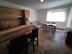 Kuchyňa alebo kuchynka v ubytovaní Ohana Wellness apartman