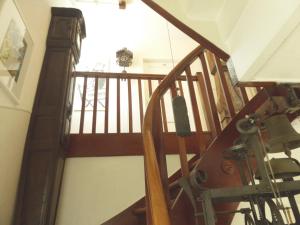 una scala a chiocciola in legno in una casa con una telecamera di Pension Zur Rose a Weil am Rhein