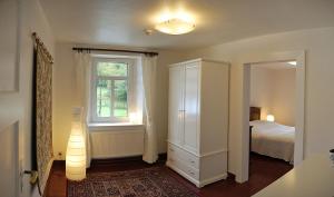 a bedroom with a bed and a dresser and a window at Ruhiges, gemütliches Ferienhaus mit großem Garten in Waimes