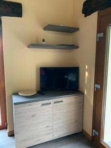 a room with a wooden cabinet with a fish tank at COTTAGE ROSE in Bellagio