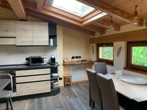 a kitchen and dining room with a table and chairs at COTTAGE ROSE in Bellagio