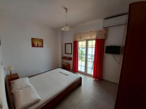 Postel nebo postele na pokoji v ubytování Apocalypsis Studios-Apartments
