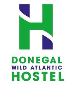 un logo per l'ospedale atlantico selvatico boschivo di Donegal Wild Atlantic Hostel a Dungloe