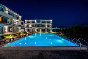 Bazén v ubytování Calda Resort nebo v jeho okolí