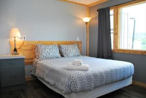 Postel nebo postele na pokoji v ubytování Jasper Way Inn Resort & Campground