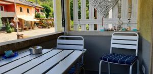 einen Tisch und zwei Stühle vor einem Fenster in der Unterkunft Ferienwohnung Haller in Lahr