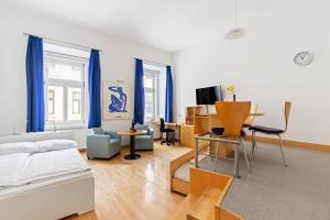 sypialnia z łóżkiem i salonem w obiekcie GAL Apartments Vienna w Wiedniu