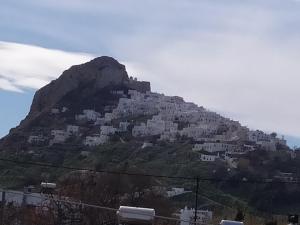 uma montanha com casas brancas no topo em Eleana Studios em Skiros