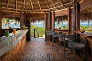 un bar in un resort con vista sull'oceano di Catalonia Grand Costa Mujeres All Suites & Spa - All Inclusive a Cancún Altre 98 foto