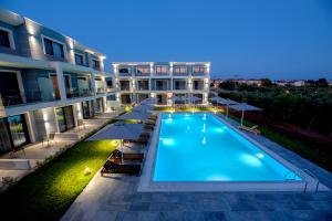 Bazén v ubytování Calda Resort nebo v jeho okolí