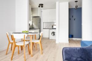 奥尔什丁Apartament Dwa Jeziora的厨房兼餐厅，配有桌椅
