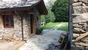 Casa de piedra con patio y edificio en Le Baite di Baudinet - Trek&Relax, en Chiusa di Pesio