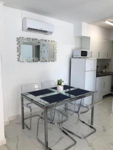 une salle à manger avec une table et des chaises dans une cuisine dans l'établissement Carlina, à Benalmádena