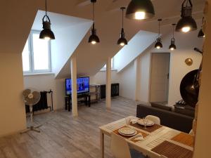 een woonkamer met een bank en een tafel bij Art Music Loft Białystok in Białystok