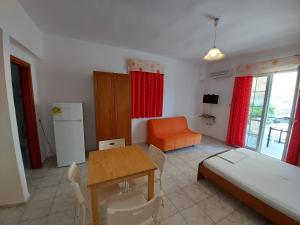 Postel nebo postele na pokoji v ubytování Apocalypsis Studios-Apartments