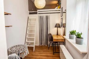 Mały pokój z biurkiem i łóżkiem piętrowym w obiekcie Apartament 2 pokoje Lublin Centrum ulica Narutowicza w mieście Lublin