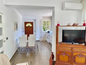 TV a/nebo společenská místnost v ubytování Apartamento en el centro del Albir