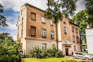 un viejo edificio con un coche aparcado delante de él en Apartament 2 pokoje Lublin Centrum ulica Narutowicza, en Lublin