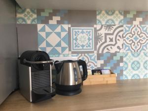 een koffiezetapparaat op een aanrecht in een keuken bij Studio 100m de la mer in Nice