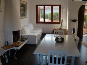 トルヴァイアニカにあるVillaggio Tognazzi Beach Houseのリビングルーム(白いテーブル、ソファ付)