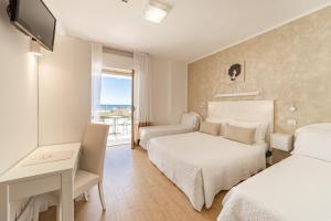 Postel nebo postele na pokoji v ubytování Hotel Soraya - Spiaggia Sawasdee with Beach & Parking