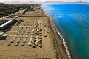 una vista aérea de una playa con sombrillas y el océano en Conca Degli Dei, en Paestum