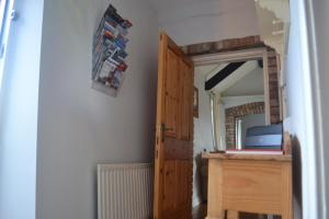 una camera con porta in legno e specchio di Sally Gardens Cottage a Downpatrick