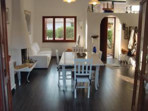 トルヴァイアニカにあるVillaggio Tognazzi Beach Houseのリビングルーム(白いテーブル、椅子付)