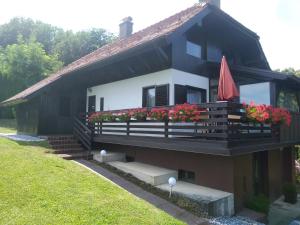 una casa con un balcón con flores. en Sunrise Home en Maribor