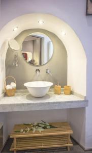 un bagno con lavandino e specchio di Old Convent in Via De Neri a Firenze Altre 33 foto