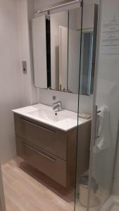 W łazience znajduje się umywalka i lustro. w obiekcie Skol 235B by Completely Marbella w Marbelli