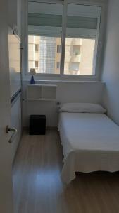 niewielka sypialnia z łóżkiem i oknem w obiekcie Skol 235B by Completely Marbella w Marbelli