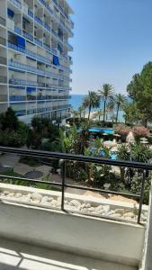 balkon z widokiem na hotel i ocean w obiekcie Skol 235B by Completely Marbella w Marbelli