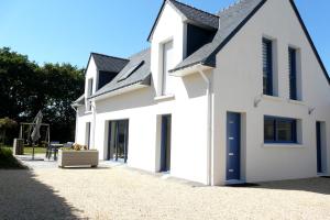 a white house with a black roof at Ty-Glaz in Guérande