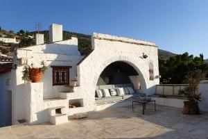 Gallery image of Rallou House Hydra in Hydra