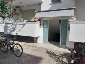 Jízda na kole v ubytování APPARTAMENTO ISIDE fronte spiaggia nebo okolí