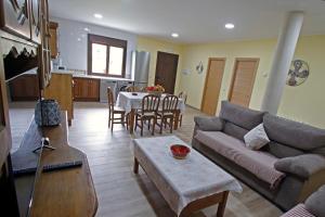 ein Wohnzimmer mit einem Sofa und einem Tisch in der Unterkunft Los fresnos de ribadesella 4 personas in Ribadesella
