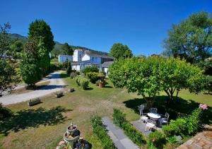 Reinante的住宿－Casa Elena Turismo Rural，享有庭院的空中景致,设有房屋