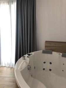 Koupelna v ubytování Mirage Hotel