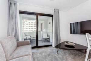 Telewizja i/lub zestaw kina domowego w obiekcie by RIVA - Cozy, Contemporary Studio in Puerto Banus Gardens